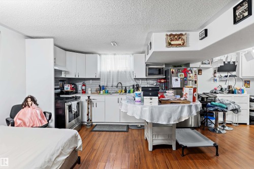 5815 136 Avenue Nw, Edmonton, AB - Indoor Photo Showing Kitchen