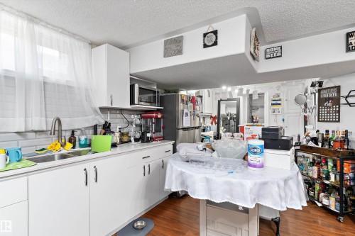 5815 136 Avenue Nw, Edmonton, AB - Indoor Photo Showing Kitchen