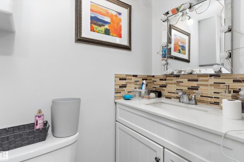 5815 136 Avenue Nw, Edmonton, AB - Indoor Photo Showing Bathroom