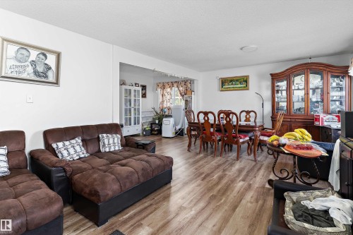 5815 136 Avenue Nw, Edmonton, AB - Indoor Photo Showing Living Room