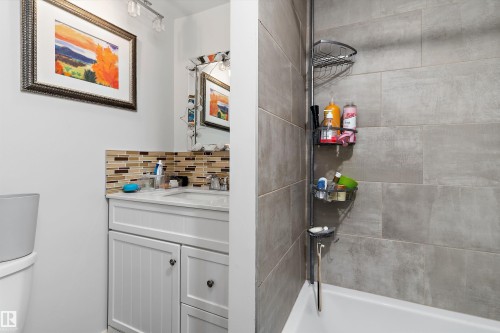 5815 136 Avenue Nw, Edmonton, AB - Indoor Photo Showing Bathroom