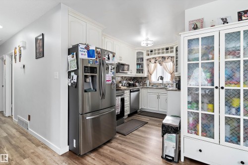 5815 136 Avenue Nw, Edmonton, AB - Indoor Photo Showing Kitchen