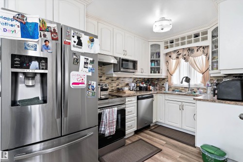 5815 136 Avenue Nw, Edmonton, AB - Indoor Photo Showing Kitchen
