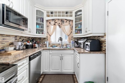 5815 136 Avenue Nw, Edmonton, AB - Indoor Photo Showing Kitchen With Double Sink