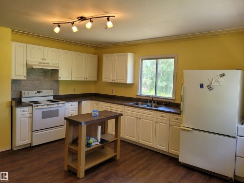 0326005;1;1 Boyle, Alberta, Boyle, AB - Indoor Photo Showing Kitchen With Double Sink
