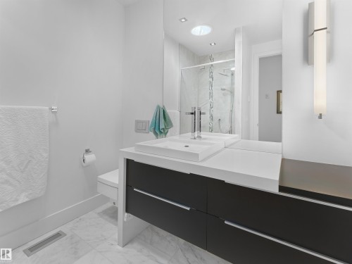 703 Dalhousie Way Nw, Edmonton, AB - Indoor Photo Showing Bathroom