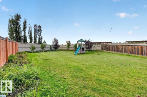 Expansive green lawn with a wood plank fence - 1529 26 Ave Nw Nw, Edmonton, AB - Outdoor