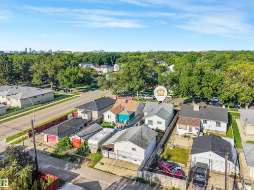 Single-family residence with a detached garage and paved driveway - 12209 94 Street Nw, Edmonton, AB - Outdoor With View