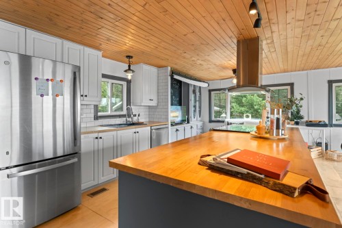 623/624 11102 Twp Road 600, Rural St. Paul County, AB - Indoor Photo Showing Kitchen
