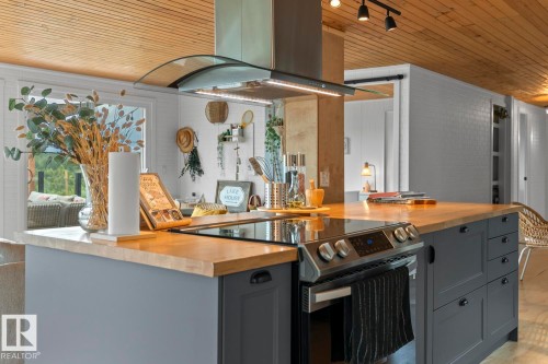 623/624 11102 Twp Road 600, Rural St. Paul County, AB - Indoor Photo Showing Kitchen