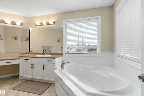 8521 8 Avenue Sw, Edmonton, AB - Indoor Photo Showing Bathroom