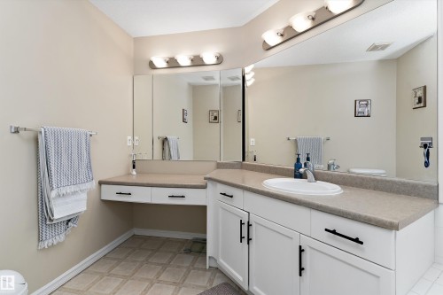 8521 8 Avenue Sw, Edmonton, AB - Indoor Photo Showing Bathroom