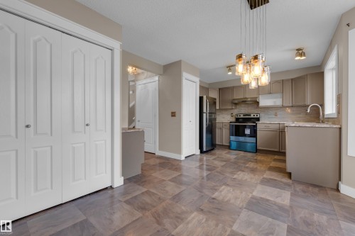 1434 Grant Way Nw, Edmonton, AB - Indoor Photo Showing Kitchen