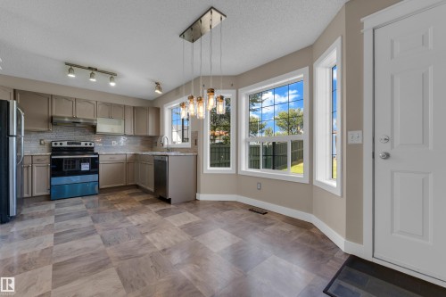 1434 Grant Way Nw, Edmonton, AB - Indoor Photo Showing Kitchen