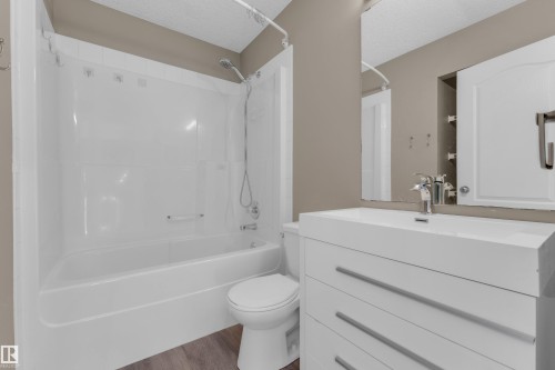 1434 Grant Way Nw, Edmonton, AB - Indoor Photo Showing Bathroom