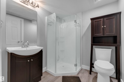 1434 Grant Way Nw, Edmonton, AB - Indoor Photo Showing Bathroom