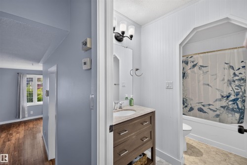 6235 13 Avenue Nw, Edmonton, AB - Indoor Photo Showing Bathroom