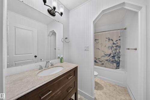 6235 13 Avenue Nw, Edmonton, AB - Indoor Photo Showing Bathroom