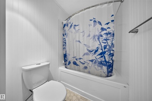 6235 13 Avenue Nw, Edmonton, AB - Indoor Photo Showing Bathroom
