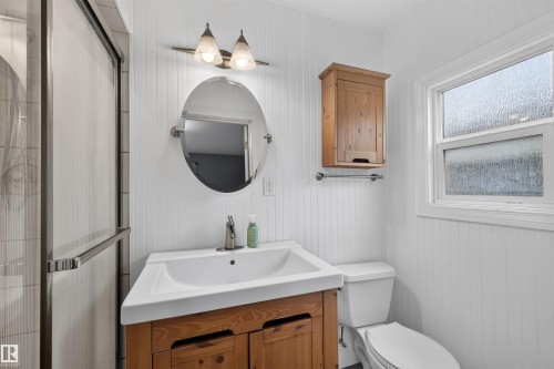 6235 13 Avenue Nw, Edmonton, AB - Indoor Photo Showing Bathroom