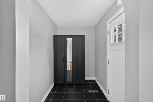 6235 13 Avenue Nw, Edmonton, AB - Indoor Photo Showing Other Room