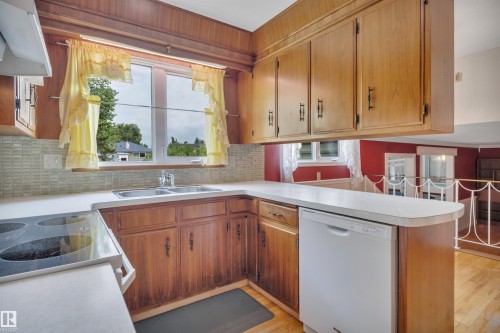 7604 149 Avenue Nw, Edmonton, AB - Indoor Photo Showing Kitchen With Double Sink