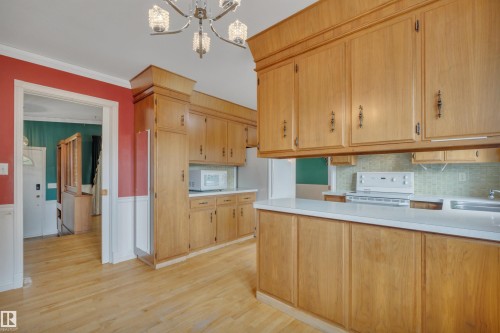 7604 149 Avenue Nw, Edmonton, AB - Indoor Photo Showing Kitchen
