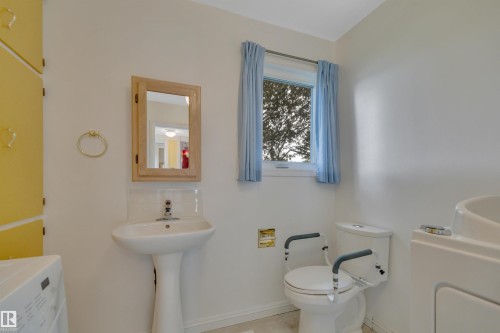 7604 149 Avenue Nw, Edmonton, AB - Indoor Photo Showing Bathroom