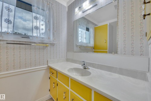 7604 149 Avenue Nw, Edmonton, AB - Indoor Photo Showing Bathroom