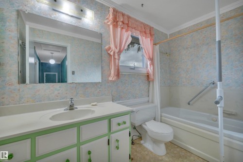 7604 149 Avenue Nw, Edmonton, AB - Indoor Photo Showing Bathroom