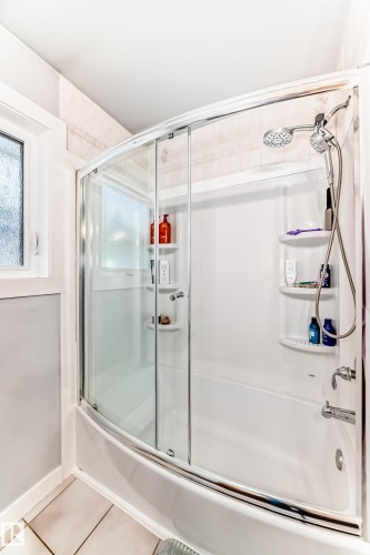 6223 162B Ave Nw, Edmonton, AB - Indoor Photo Showing Bathroom