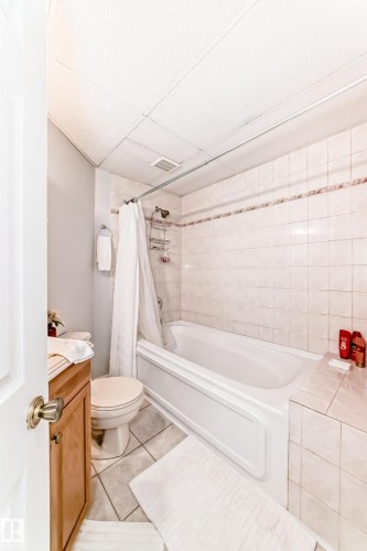 6223 162B Ave Nw, Edmonton, AB - Indoor Photo Showing Bathroom
