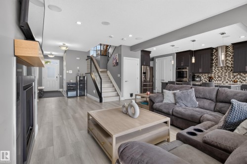 3617 Claxton Place Sw, Edmonton, AB - Indoor Photo Showing Living Room