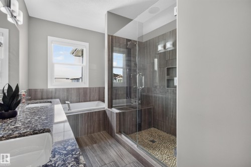 3617 Claxton Place Sw, Edmonton, AB - Indoor Photo Showing Bathroom