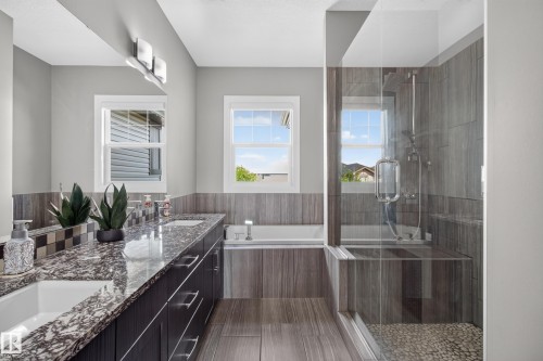 3617 Claxton Place Sw, Edmonton, AB - Indoor Photo Showing Bathroom
