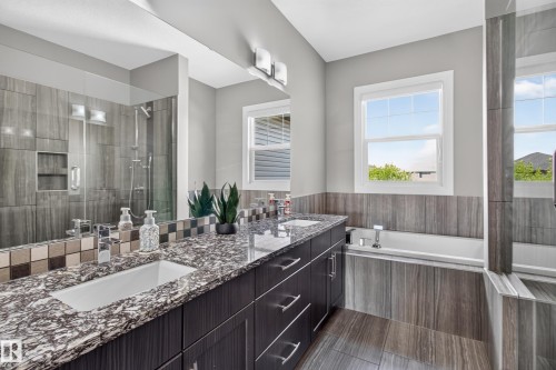 3617 Claxton Place Sw, Edmonton, AB - Indoor Photo Showing Bathroom