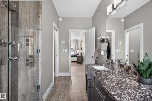 3617 Claxton Place Sw, Edmonton, AB - Indoor Photo Showing Bathroom