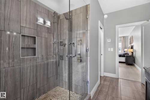 3617 Claxton Place Sw, Edmonton, AB - Indoor Photo Showing Bathroom