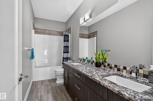 3617 Claxton Place Sw, Edmonton, AB - Indoor Photo Showing Bathroom