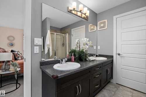 15832 11 Avenue Sw, Edmonton, AB - Indoor Photo Showing Bathroom
