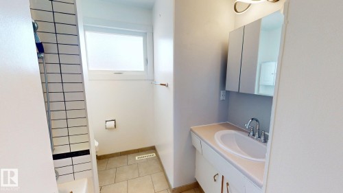 10661 152 Street Nw, Edmonton, AB - Indoor Photo Showing Bathroom