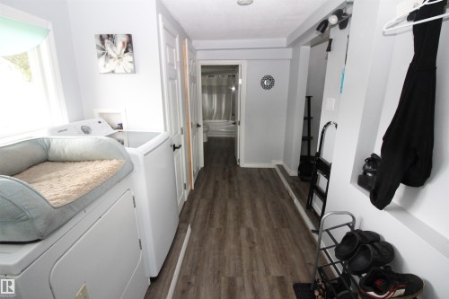 5404 52 Street, Clyde, AB - Indoor Photo Showing Laundry Room
