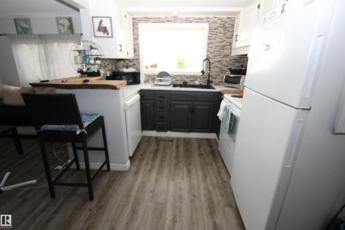 5404 52 Street, Clyde, AB - Indoor Photo Showing Kitchen