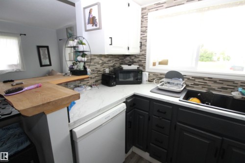 5404 52 Street, Clyde, AB - Indoor Photo Showing Kitchen
