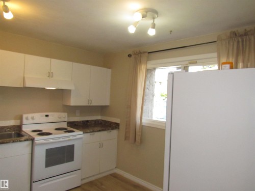 1692 37 Street Nw, Edmonton, AB - Indoor Photo Showing Kitchen