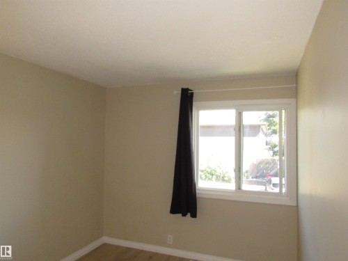 1692 37 Street Nw, Edmonton, AB - Indoor Photo Showing Other Room