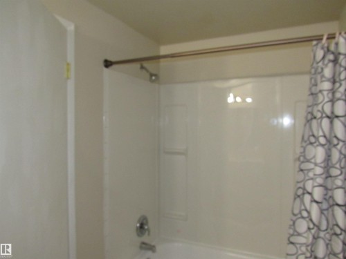 1692 37 Street Nw, Edmonton, AB - Indoor Photo Showing Bathroom