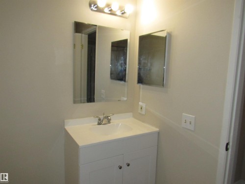 1692 37 Street Nw, Edmonton, AB - Indoor Photo Showing Bathroom
