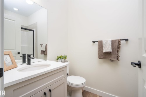 2623 5 Avenue Sw, Edmonton, AB - Indoor Photo Showing Bathroom