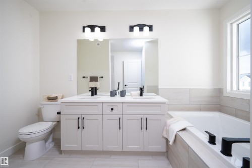 2623 5 Avenue Sw, Edmonton, AB - Indoor Photo Showing Bathroom